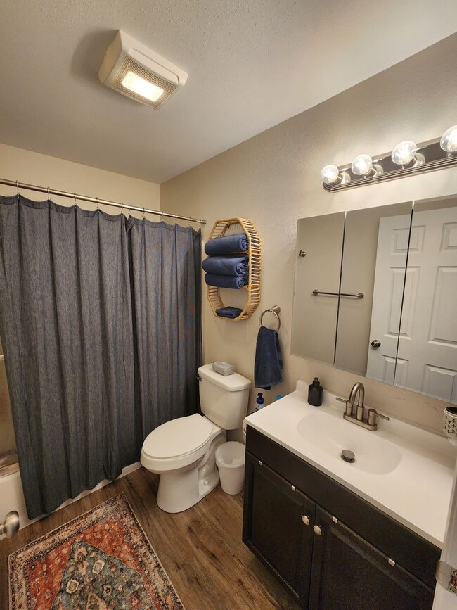 Building Photo - Immaculate 3 bedroom 2 bath split level ho...