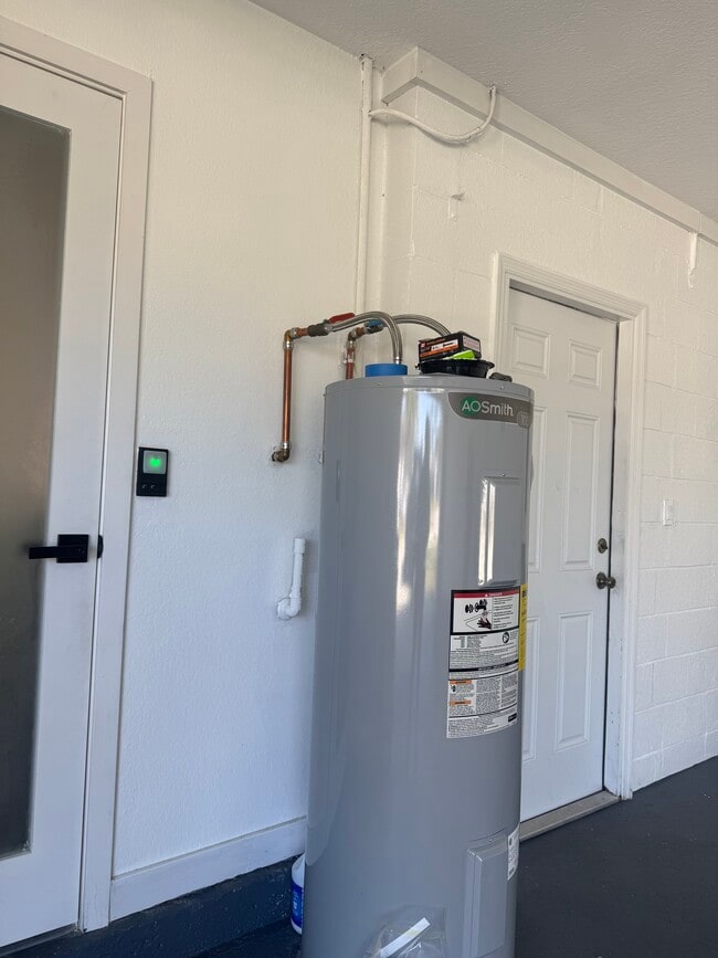 Building Photo - 14903 Southfork Dr