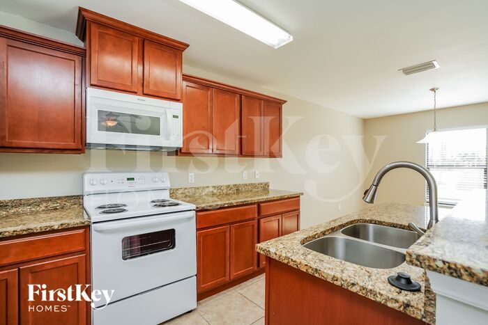 Building Photo - 2203 SW 11th Ct