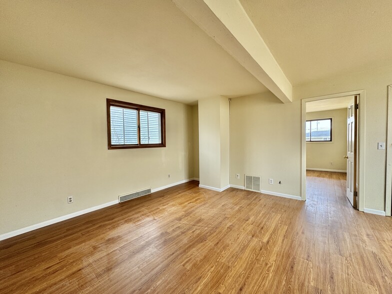 Building Photo - 1027 Saint Clair Ave