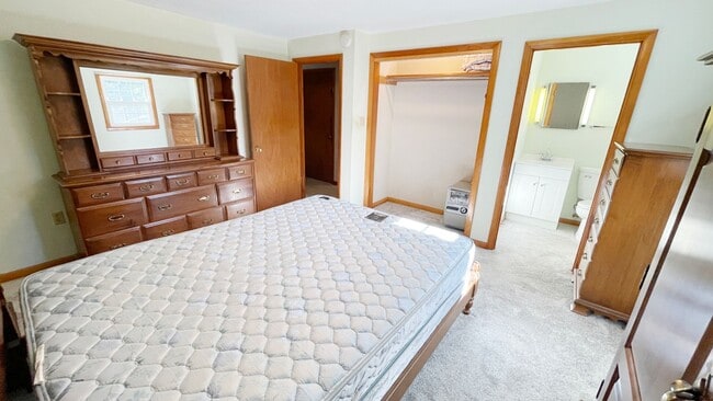 Building Photo - 3 BR House on a Lake 1.5 Baths
