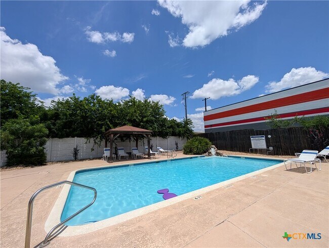 Building Photo - 947 River Rock