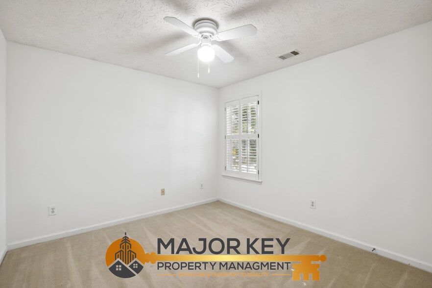 Building Photo - 1620 Midland Ct