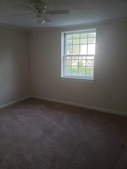 Building Photo - 127 Granby Park Dr