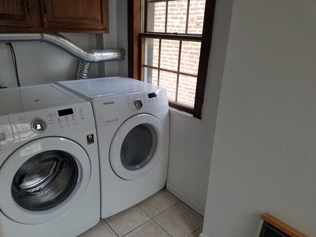 Building Photo - 350 S 15th St