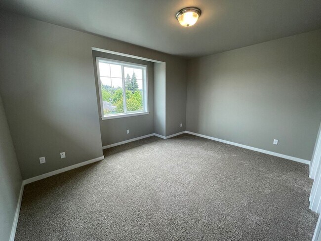 Building Photo - NEW 4 Bedroom / 4.5 Bath Duplex. A/C in every bedroom