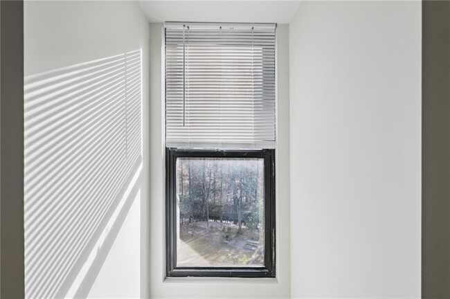 Building Photo - 24308 Plantation Dr NE