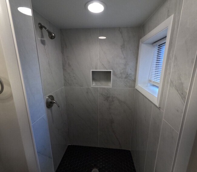 Building Photo - Spacious 5BR/2BA Rental with Bonus Living Space & Great Location