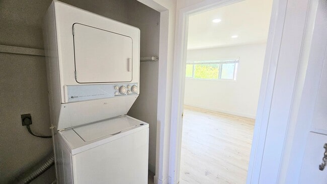 Building Photo - Gorgeous Remodeled 3bed 3bath 2 car garage...