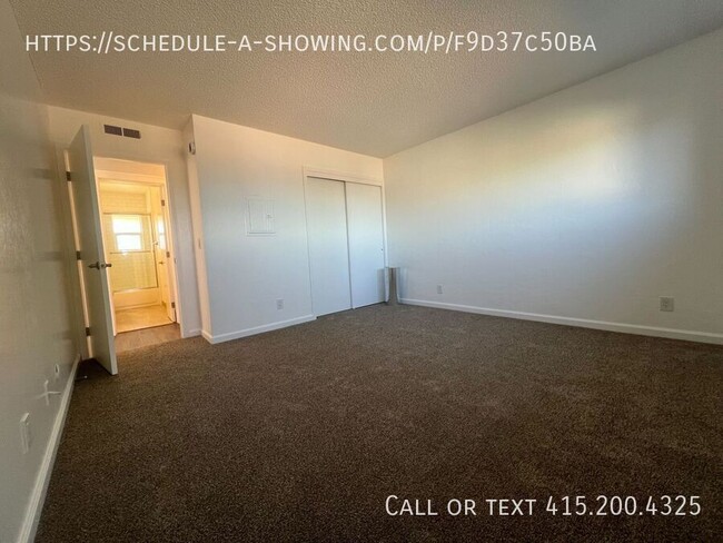 Building Photo - Gorgeous Two Bedroom Unit Available In Pac...