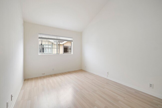 Building Photo - Beautiful 3-bedroom, 2.5-bath tri-level to...