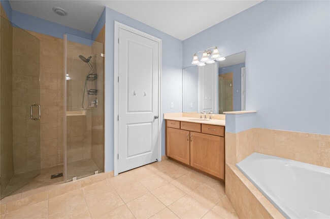 Building Photo - 10810 NW 74th Dr