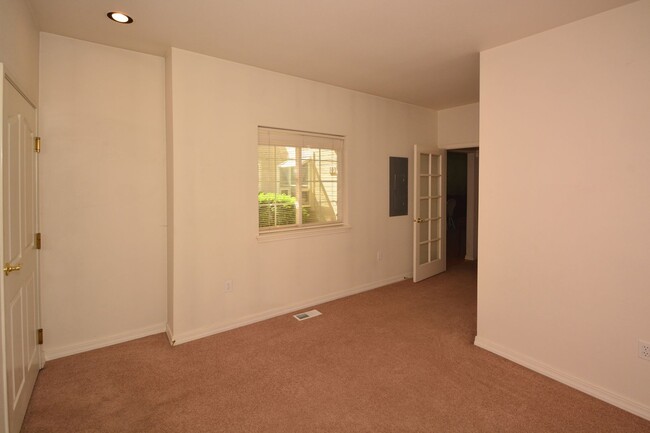 Building Photo - 1 bedroom/1 bath/den/1 car garage condo in...