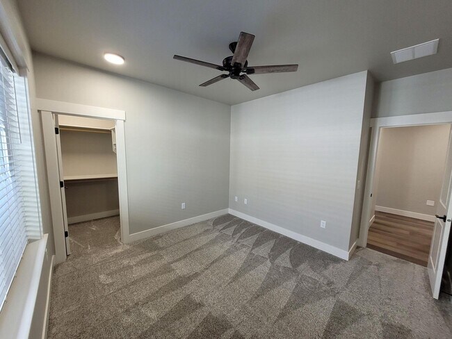 Building Photo - Stunning Townhome In Meridian!