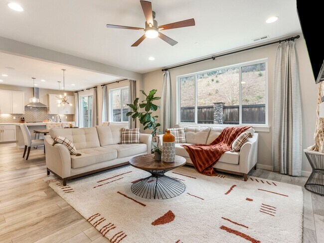 Building Photo - Stunning 4 Bed/2.5 Bath Modern Farmhouse in Scouters Mountain - HV