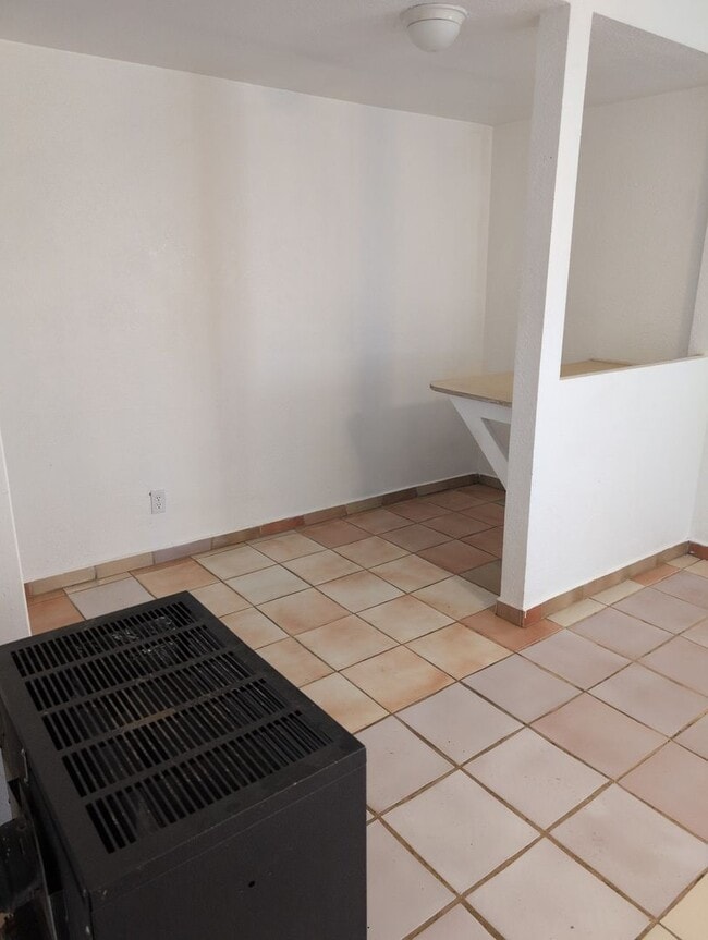 Building Photo - 2 Bedroom 1 Bath- House