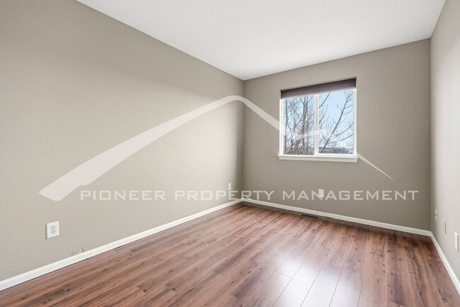 Building Photo - Spacious Home with Central AC and Washer/Dryer