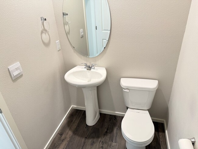 Building Photo - Newer 3 bedroom 2.5 bathroom house!