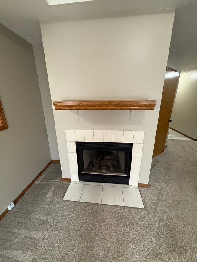 Building Photo - 2 bed 2 bath duplex