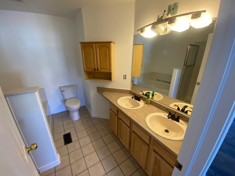 Building Photo - 627 S Depew St