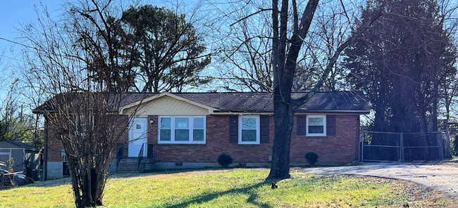 Building Photo - All Brick, 3 Bedroom Ranch in Hendersonvil...