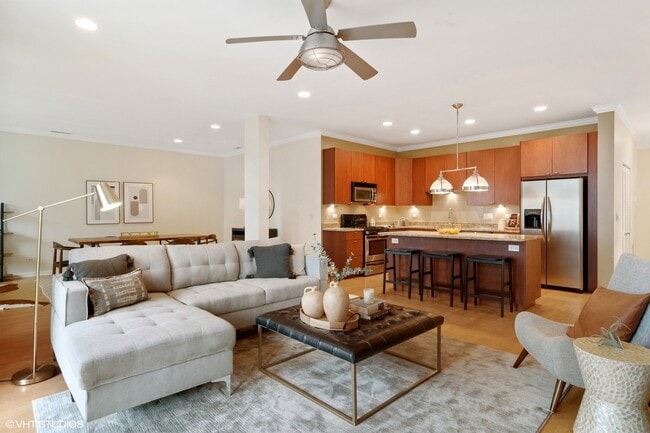 Building Photo - 810 N Wolcott Ave