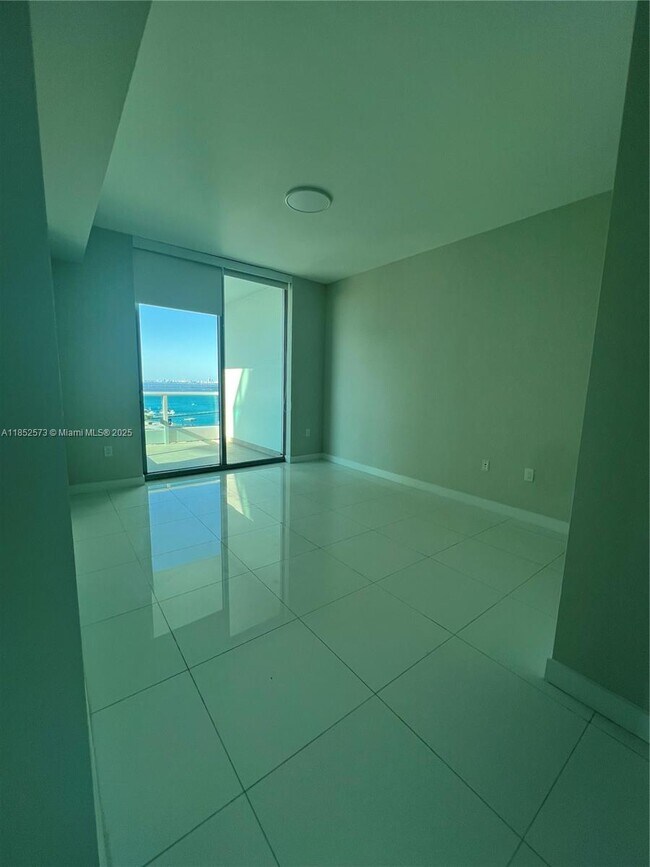 Building Photo - 900 Biscayne Blvd