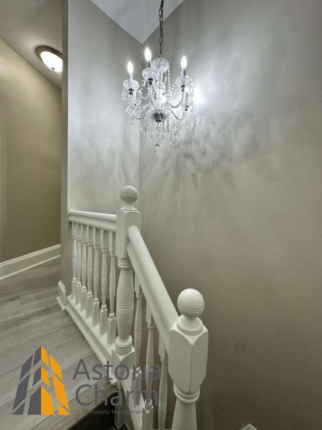 Building Photo - 3 Bedroom Rowhome with Deck and Updated Kitchen