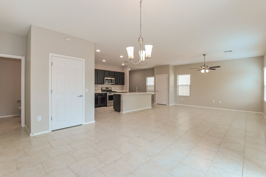 Building Photo - 6549 S Calle Diablo Dr