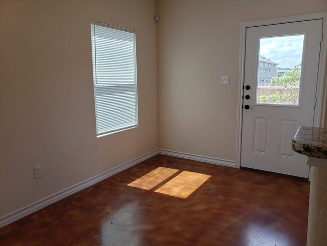 Building Photo - Townhome END unit