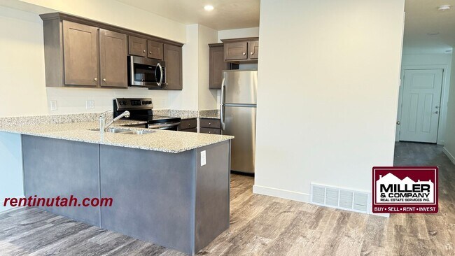 Building Photo - Herriman Townhouse