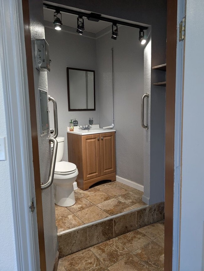 Building Photo - 966 W Winton Ave