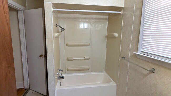 Building Photo - 1636 Manz St