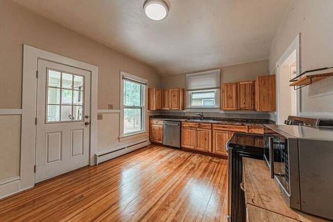 Building Photo - Victorian Home Downtown! 6 - Month Leases ...