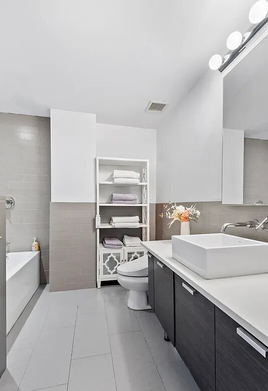 Building Photo - Comfortable Living in a Desirable Area