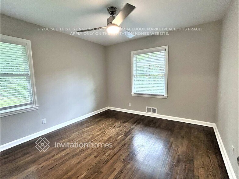 Building Photo - 1095 Longshore Dr