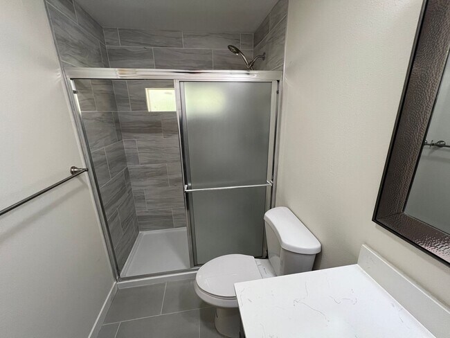Building Photo - Recently Renovated Spacious Rambler with M...
