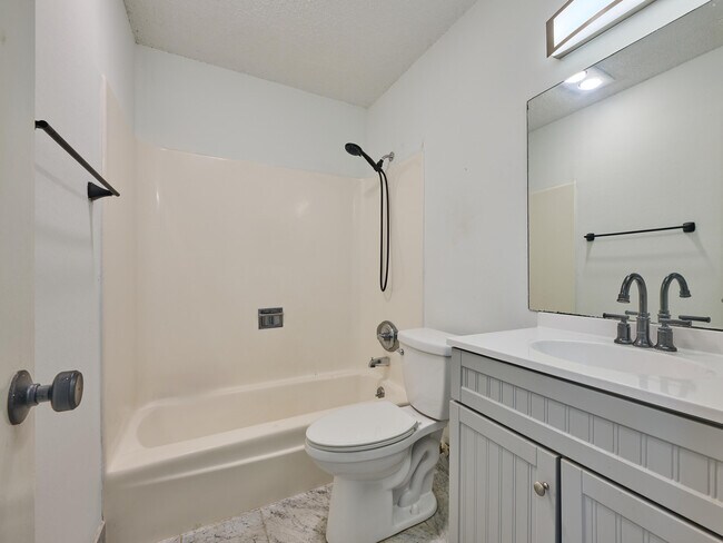 Building Photo - 227 Castlewood Dr