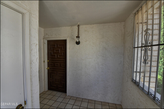 Building Photo - 6201 Escondido Dr