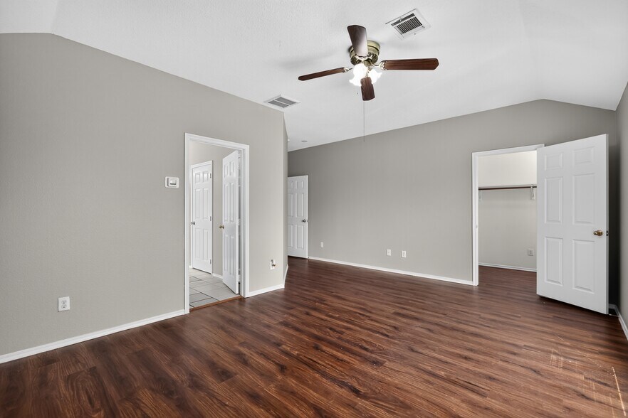 Building Photo - 217 Pinewood Trl
