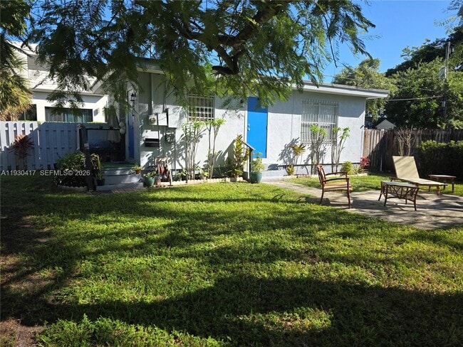 Building Photo - 811 NE 14th Ct