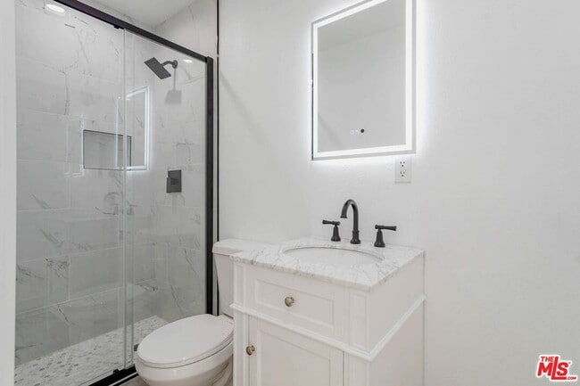 Building Photo - 1812 W Glenoaks Blvd