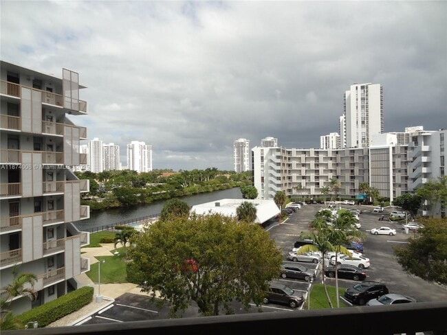 Building Photo - 3401 N Country Club Dr