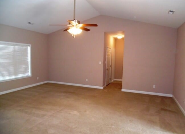 Building Photo - 3 BR 2 BA Highlands at Queen Creek home!