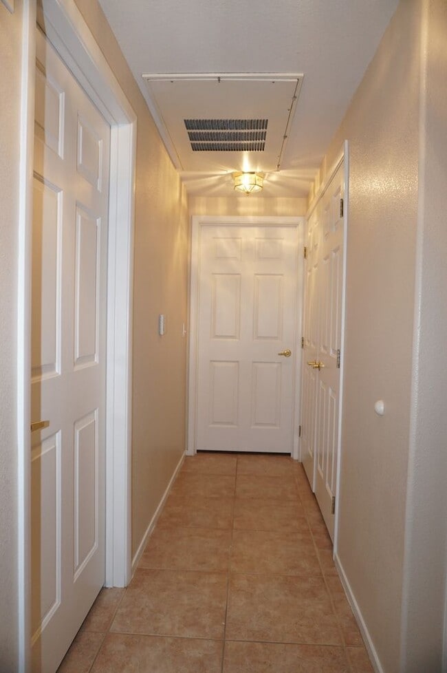 Building Photo - Amazing 2 BD 2 BA Condo in a Gated Community