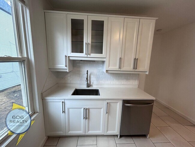 Building Photo - Spacious Vintage 3-Bedroom Apartment – Heat Included