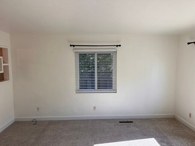 Building Photo - pine764