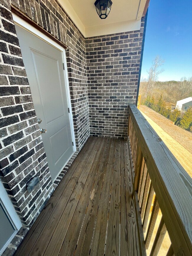 Building Photo - Pet Friendly End Unit Townhome