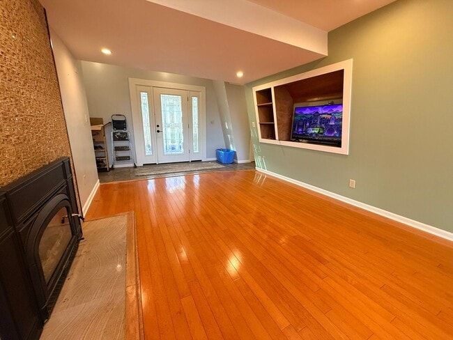 Building Photo - 3 Bed 2.5 Bath Home for Rent, 3.25 Wooded Acres, Oconomowoc Area Schools