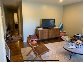 Building Photo - Temescal 1BR with Shared Yard | Updated Unit in a Great Location
